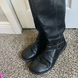 Boc boots. Very comfortable!  Great condition!